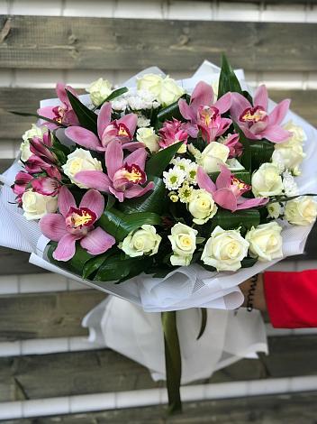 Букет цветов из: Розы и Хризантемы в Красные Баррикады