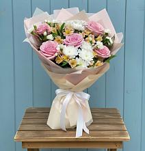 Букет цветов из:  Гвоздики, Орхидеи и Розы в Красные Баррикады