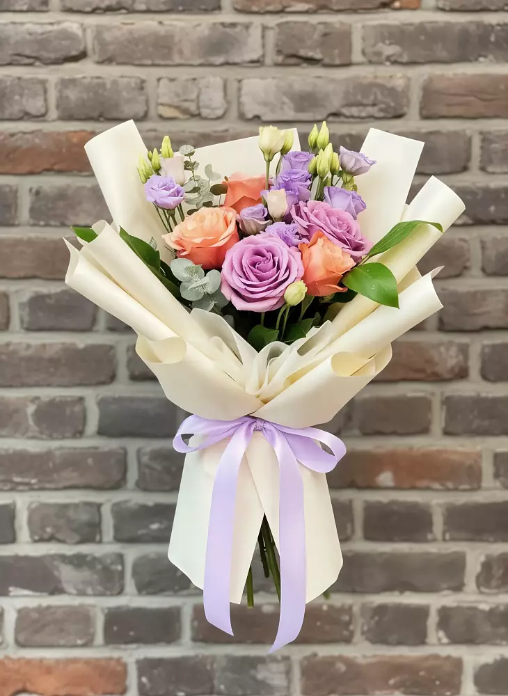 Букет цветов из: Лизиантусы и Розы в Красные Баррикады