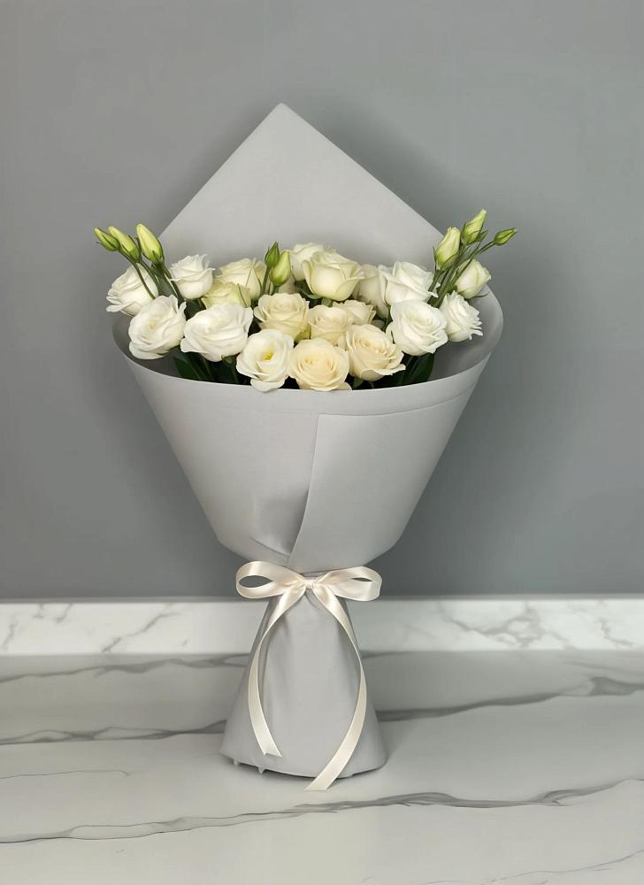 Букет цветов из: Розы и Лизиантусы в Красные Баррикады