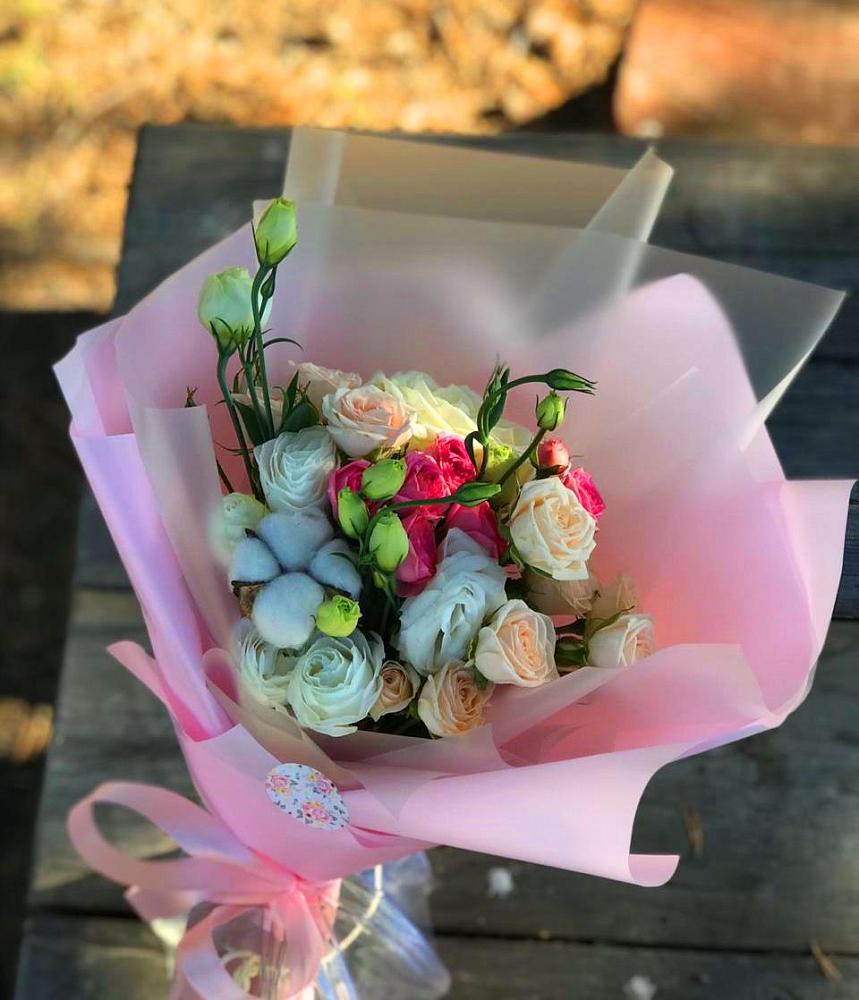 Букет цветов из: Розы и Лизиантусы в Красные Баррикады