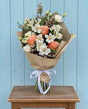 Букет цветов из:  Альстромерии, Лизиантусы, Розы и Хризантемы в Красные Баррикады