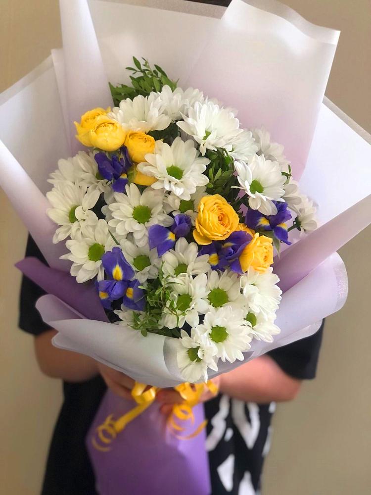 Букет цветов из: Ирисы, Хризантемы и Розы в Красные Баррикады