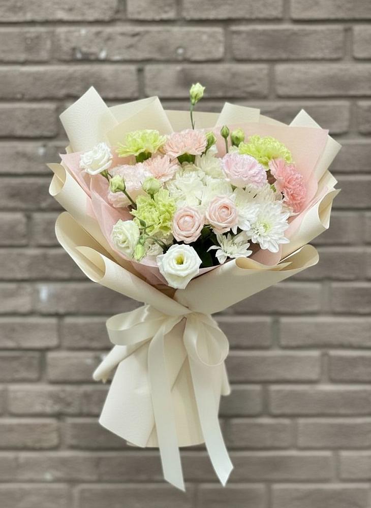 Букет цветов из: Гвоздики, Розы, Лизиантусы и Хризантемы в Красные Баррикады