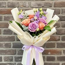 Букет цветов из:  Лизиантусы и Розы в Красные Баррикады