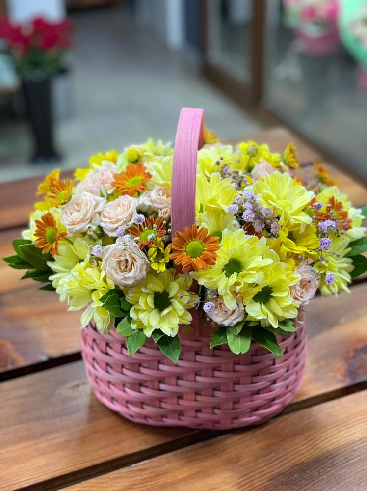 Цветочная композиция из Хризантемы и Розы в корзине в Красные Баррикады