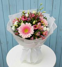 Букет цветов из:  Герберы, Альстромерии и Лизиантусы в Красные Баррикады