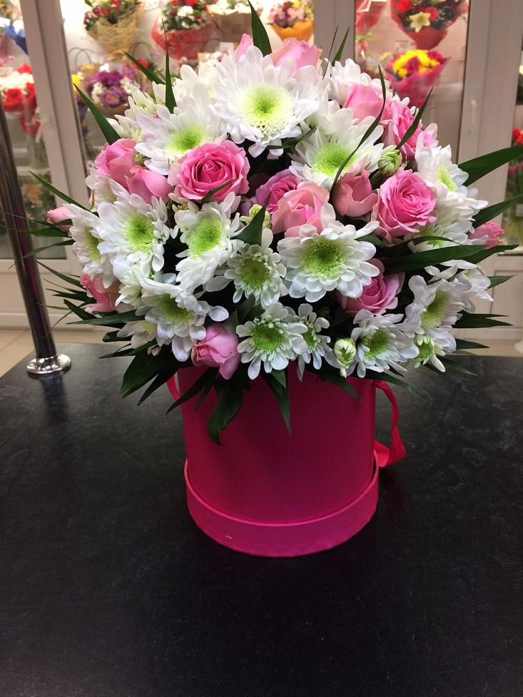 Цветочная композиция из Розы и Хризантемы в шляпной коробке в Красные Баррикады