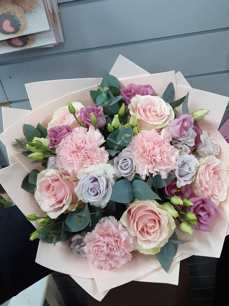 Букет цветов из: Розы, Гвоздики и Лизиантусы в Красные Баррикады