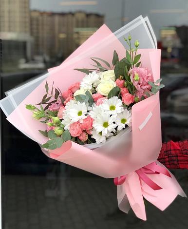 Букет цветов из: Розы, Лизиантусы и Хризантемы в Красные Баррикады