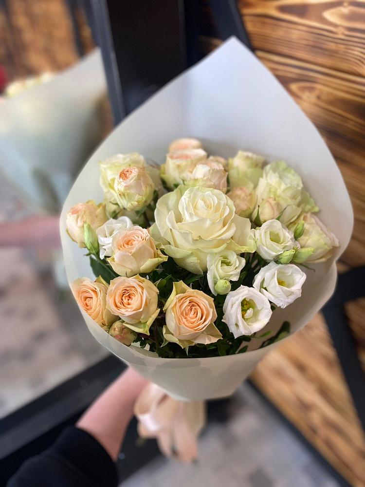 Букет цветов из: Розы и Лизиантусы в Красные Баррикады