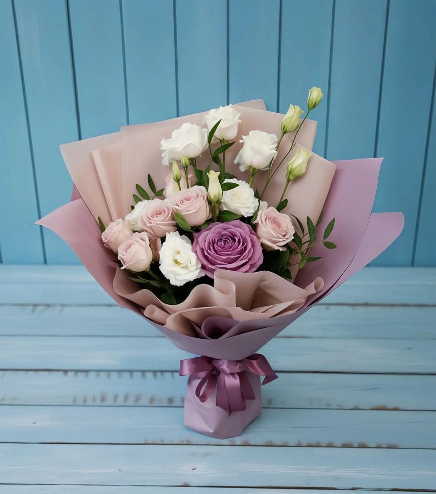 Букет цветов из: Розы и Лизиантусы в Красные Баррикады